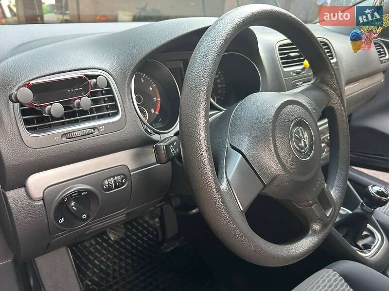 Хетчбек Volkswagen Golf 2010 в Охтирці