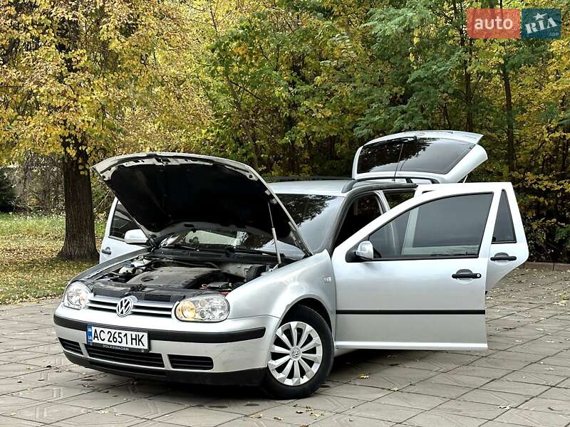 Универсал Volkswagen Golf 2001 в Коростене