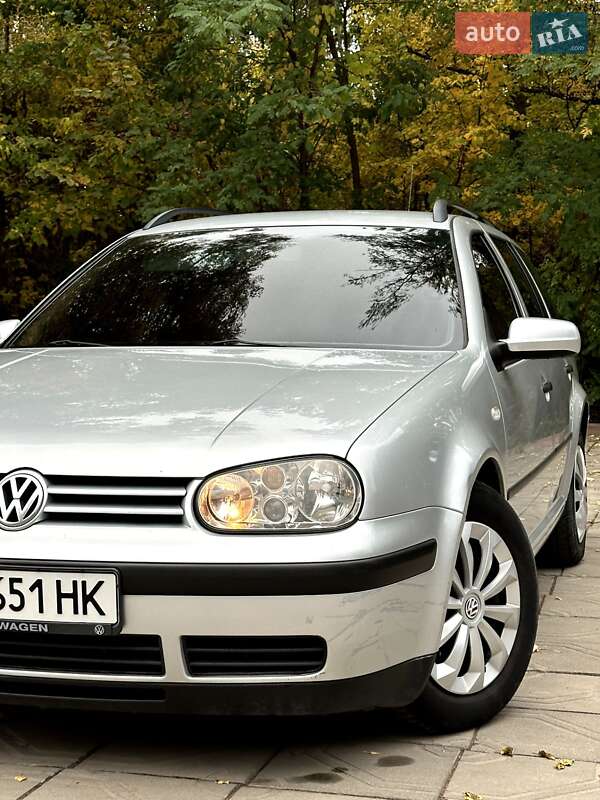 Универсал Volkswagen Golf 2001 в Коростене