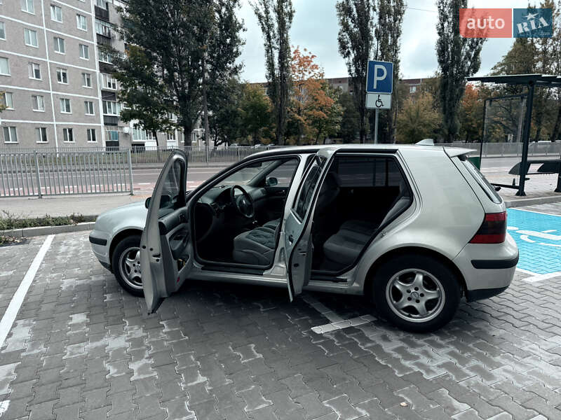 Хэтчбек Volkswagen Golf 1999 в Вараше