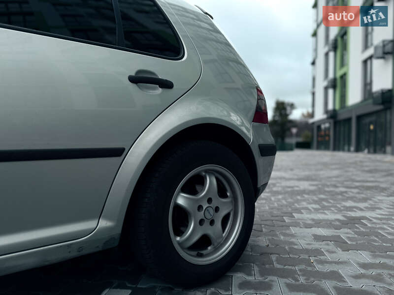Хэтчбек Volkswagen Golf 1999 в Вараше