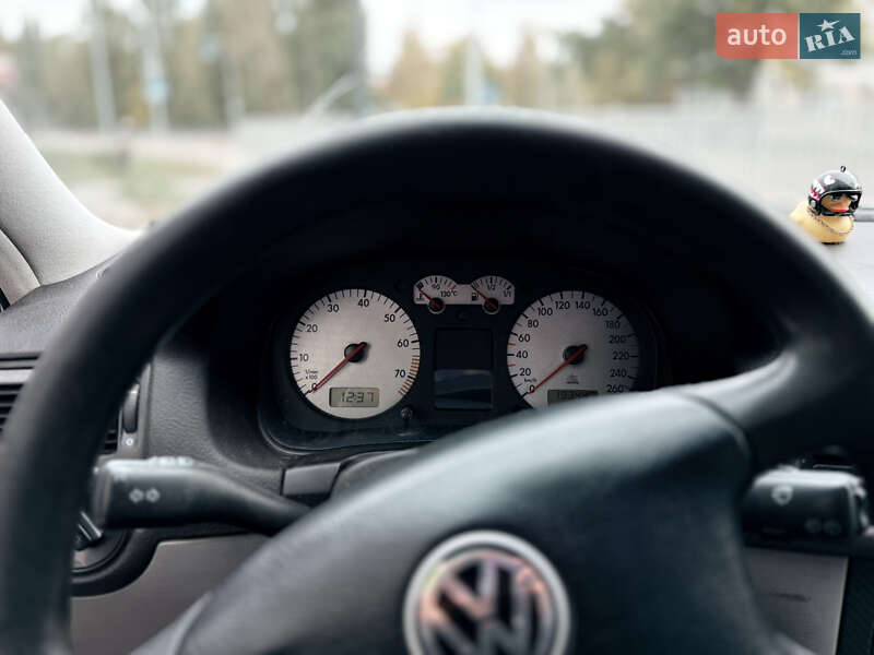 Хэтчбек Volkswagen Golf 1999 в Вараше