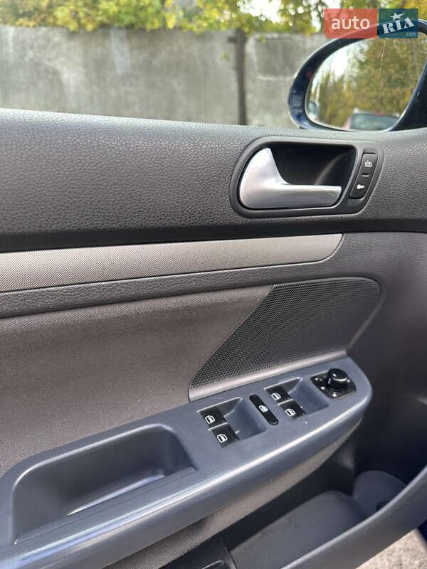 Хэтчбек Volkswagen Golf 2006 в Хороле