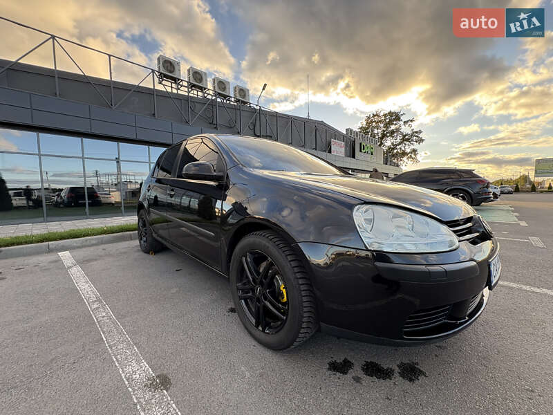 Хэтчбек Volkswagen Golf 2005 в Умани