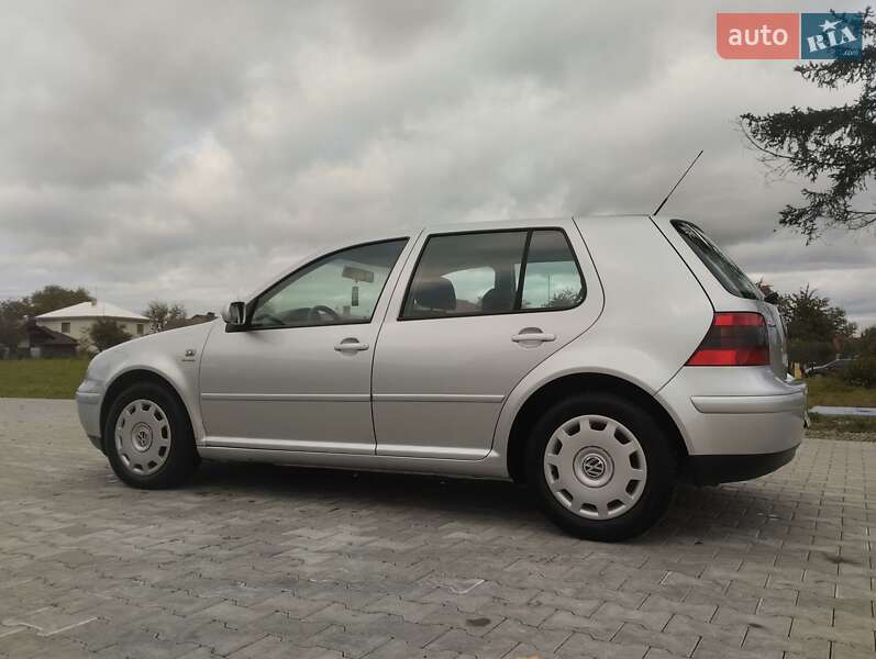Хэтчбек Volkswagen Golf 2002 в Черновцах