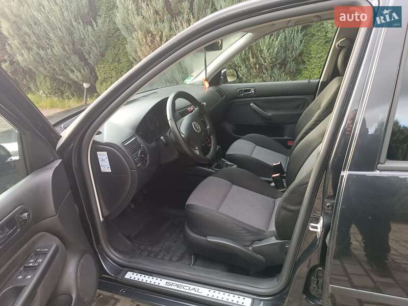 Хэтчбек Volkswagen Golf 2002 в Самборе