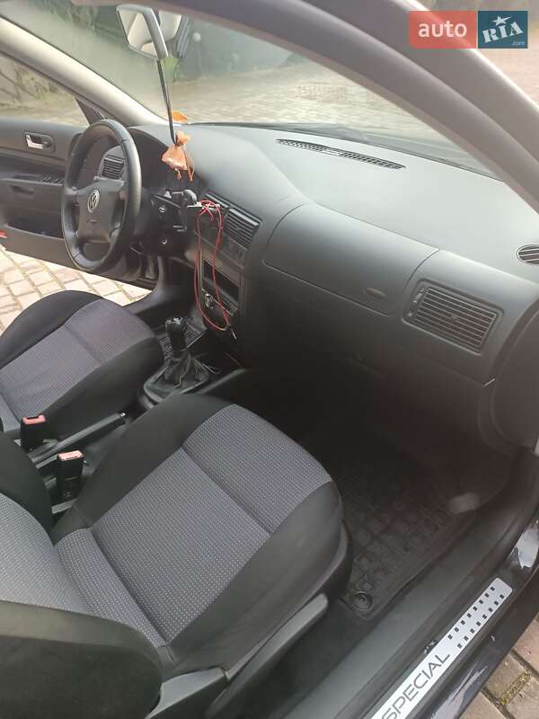 Хэтчбек Volkswagen Golf 2002 в Самборе