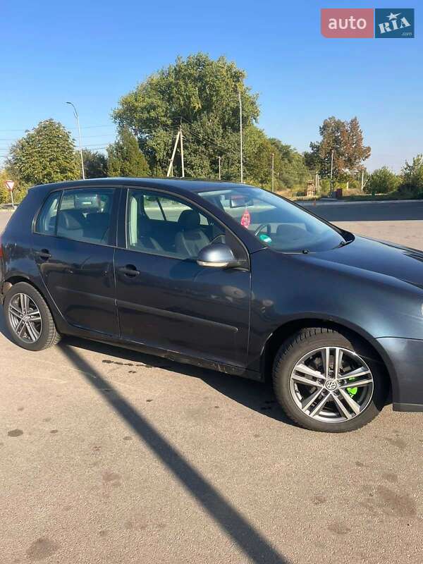 Хетчбек Volkswagen Golf 2005 в Павлограді