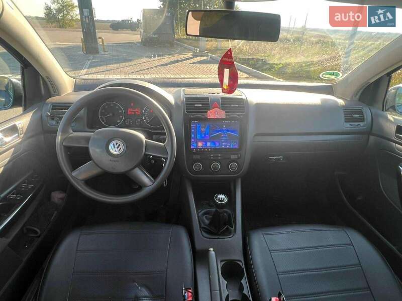 Хетчбек Volkswagen Golf 2005 в Павлограді