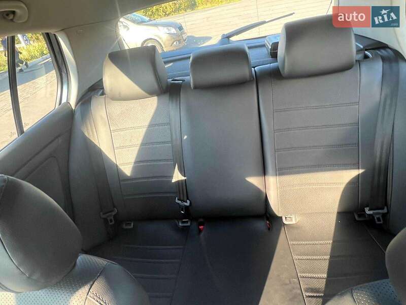 Хетчбек Volkswagen Golf 2005 в Павлограді