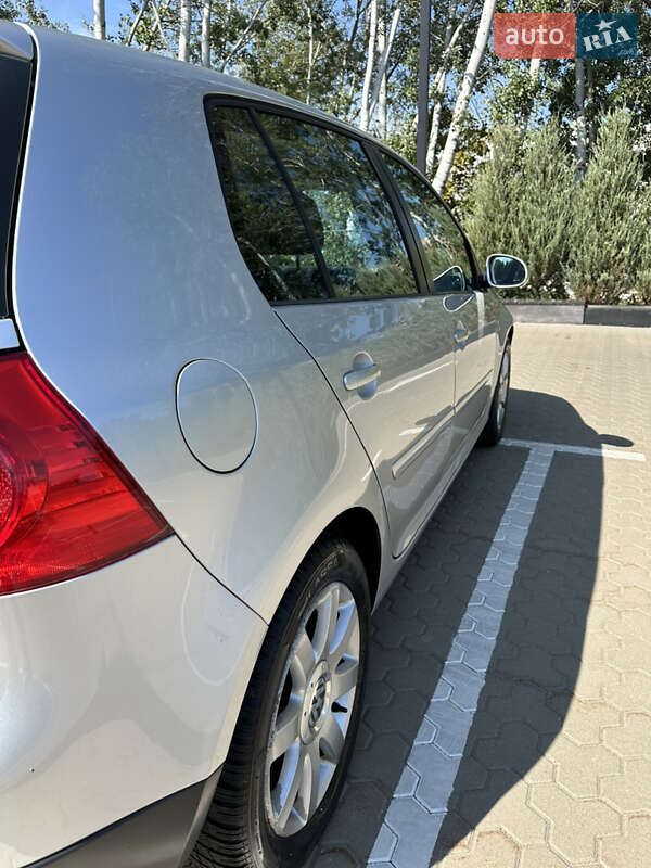 Хэтчбек Volkswagen Golf 2005 в Киеве