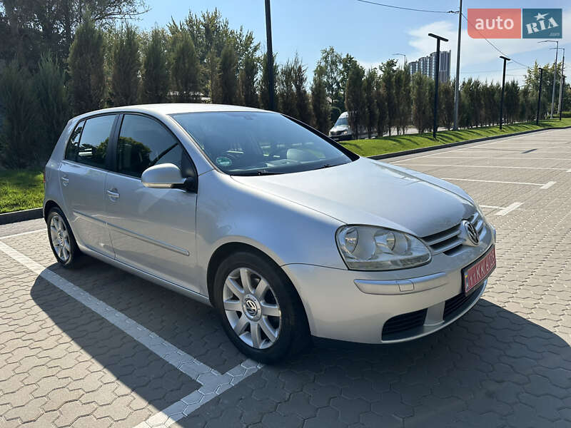Хэтчбек Volkswagen Golf 2005 в Киеве