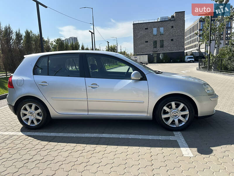 Хэтчбек Volkswagen Golf 2005 в Киеве