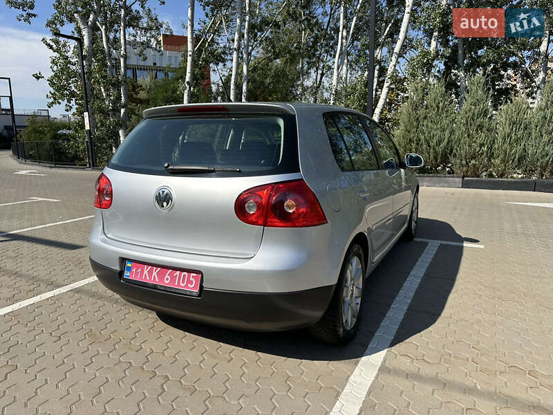 Хэтчбек Volkswagen Golf 2005 в Киеве
