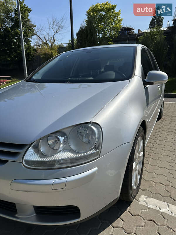 Хэтчбек Volkswagen Golf 2005 в Киеве