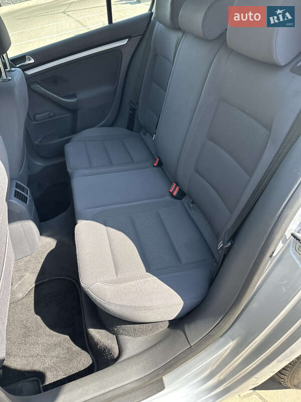 Хэтчбек Volkswagen Golf 2005 в Киеве