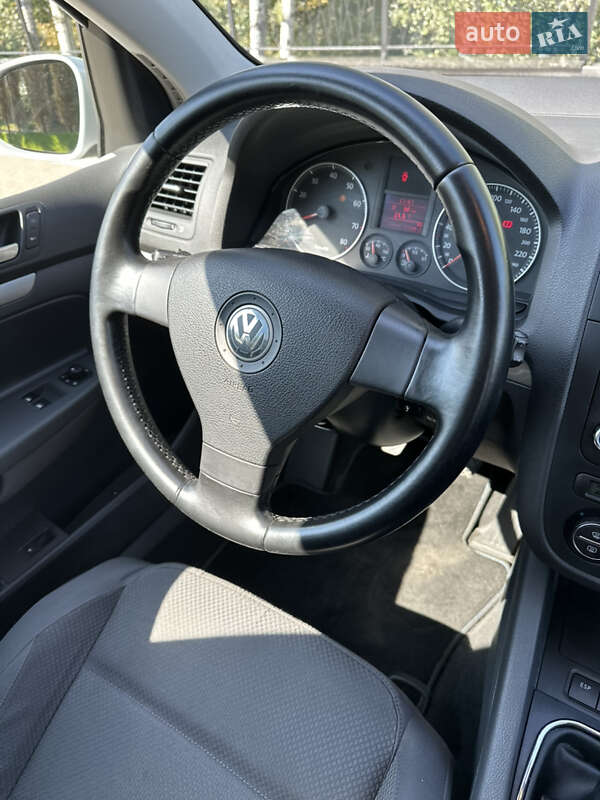 Хэтчбек Volkswagen Golf 2005 в Киеве