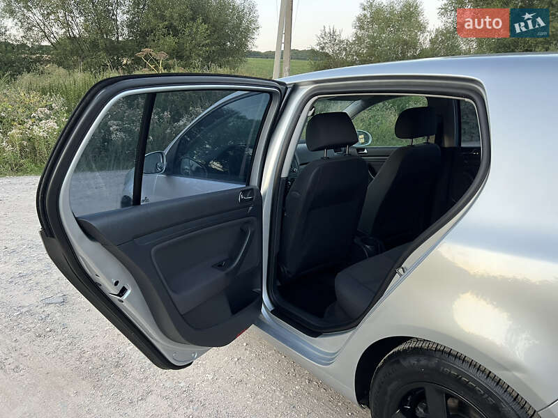 Хэтчбек Volkswagen Golf 2004 в Тернополе