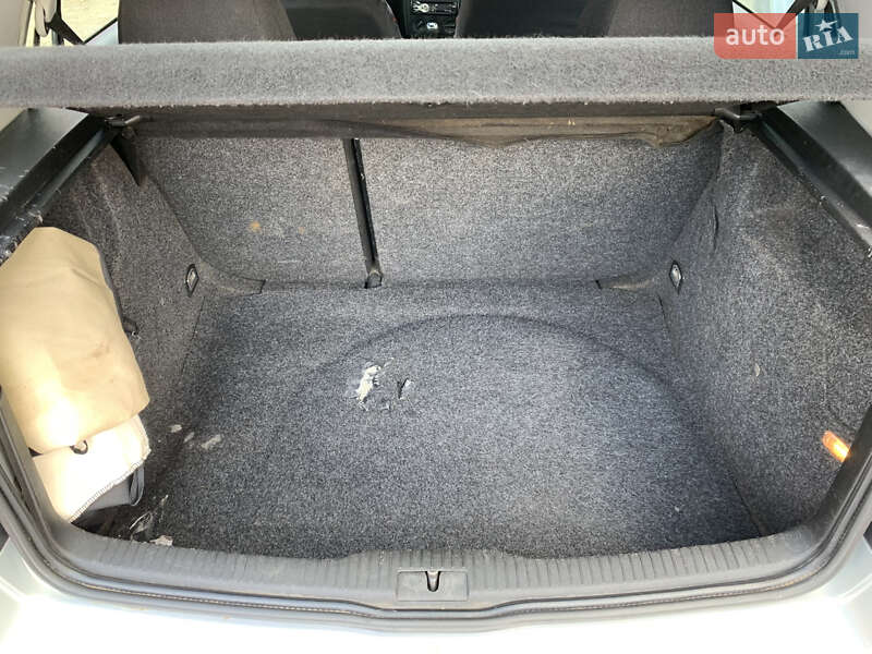 Хэтчбек Volkswagen Golf 2000 в Синельниково