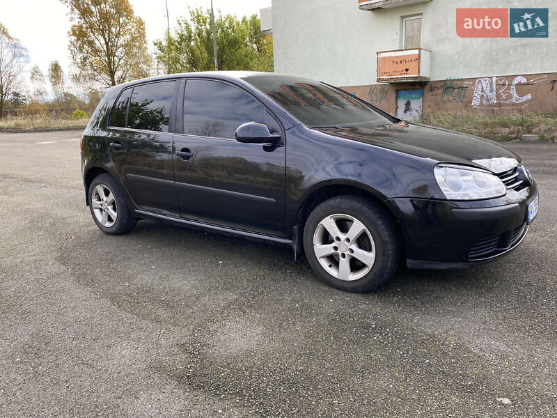 Хэтчбек Volkswagen Golf 2004 в Иванкове