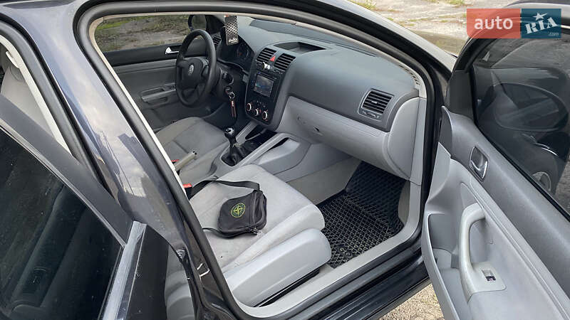 Хэтчбек Volkswagen Golf 2004 в Иванкове