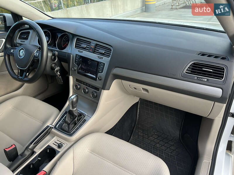 Хэтчбек Volkswagen Golf 2014 в Киеве