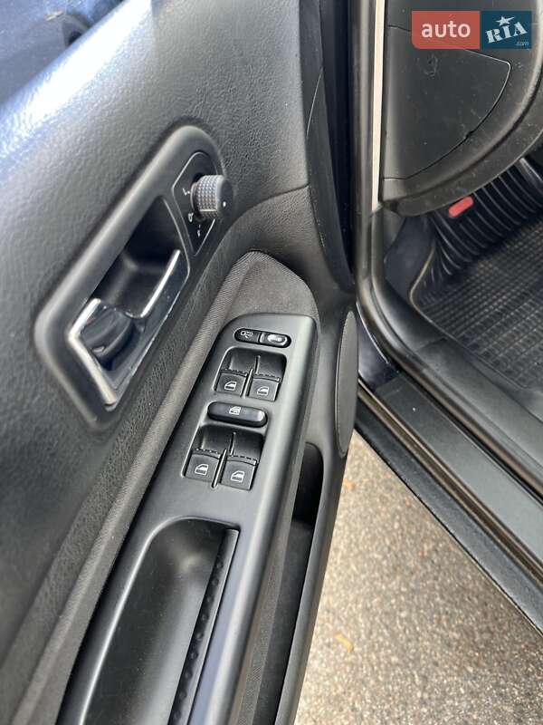 Хетчбек Volkswagen Golf 2003 в Харкові