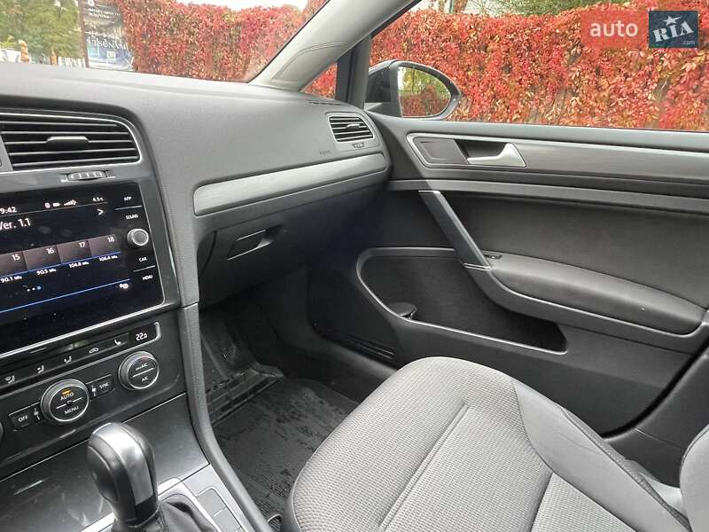 Хэтчбек Volkswagen Golf 2020 в Днепре