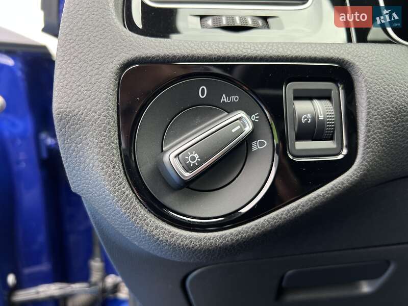 Хэтчбек Volkswagen Golf 2016 в Киеве