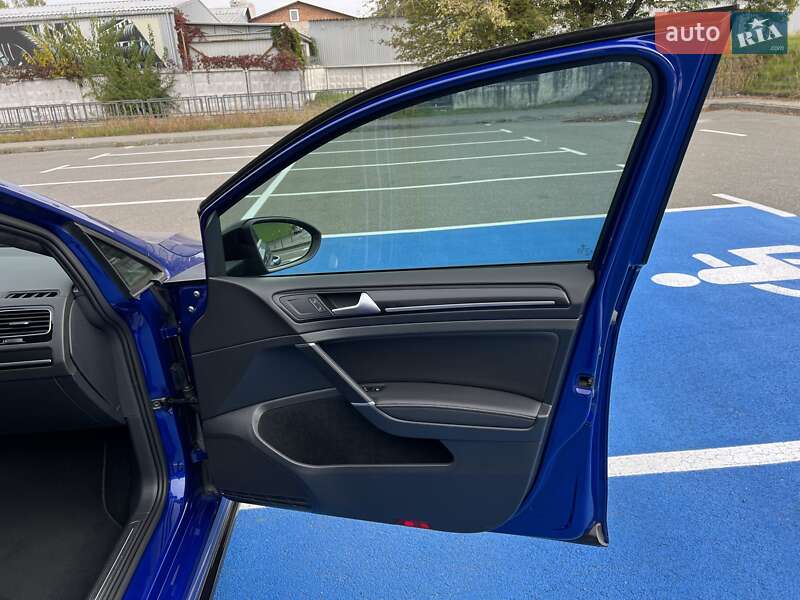 Хэтчбек Volkswagen Golf 2016 в Киеве