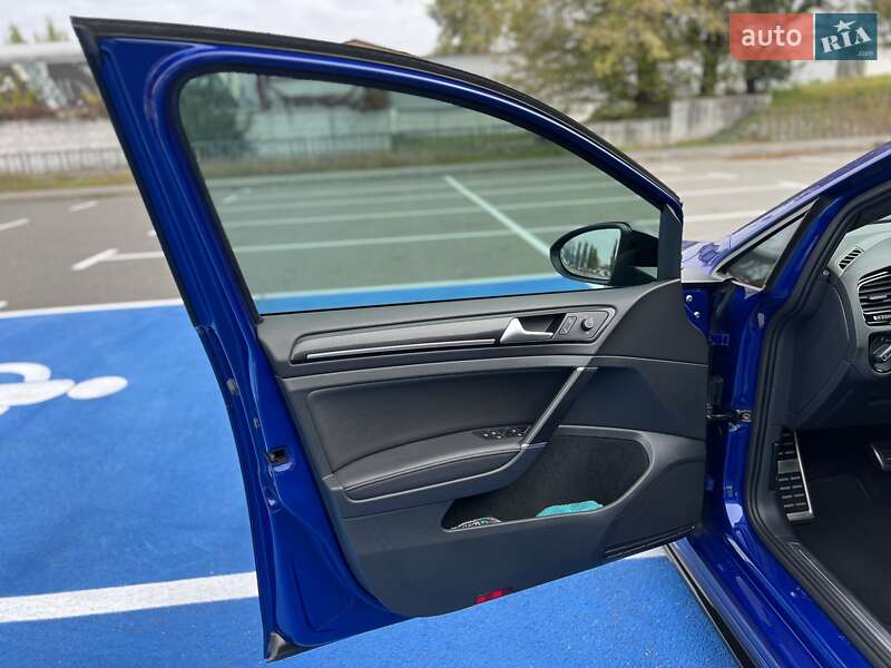 Хэтчбек Volkswagen Golf 2016 в Киеве