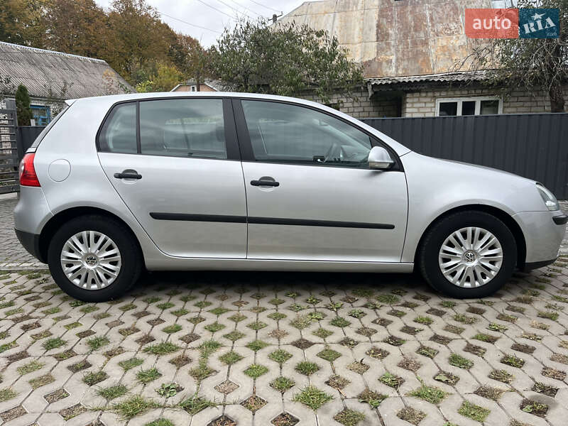 Хэтчбек Volkswagen Golf 2004 в Звягеле