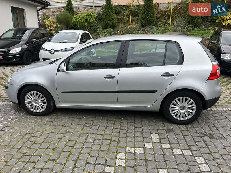 Хэтчбек Volkswagen Golf 2004 в Звягеле