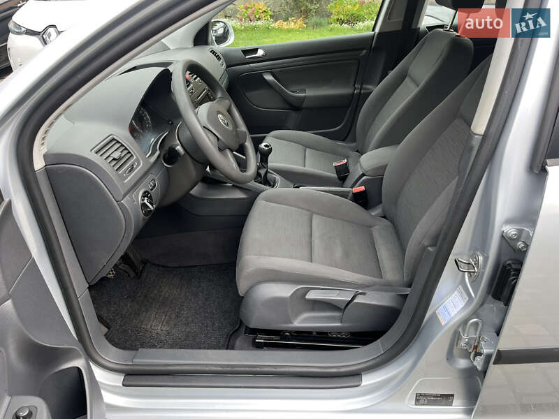Хэтчбек Volkswagen Golf 2004 в Звягеле