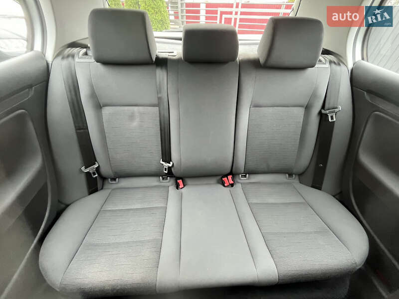 Хэтчбек Volkswagen Golf 2004 в Звягеле