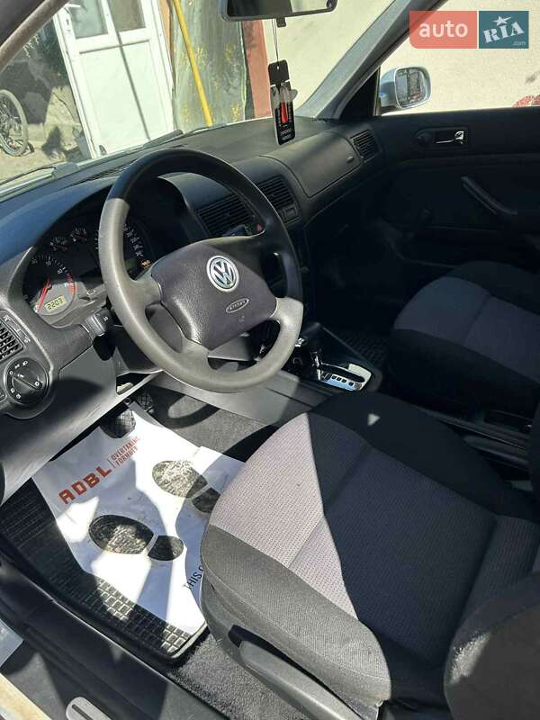 Хетчбек Volkswagen Golf 2000 в Чорткові