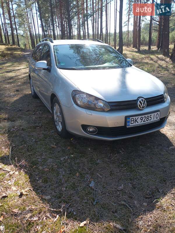 Универсал Volkswagen Golf 2011 в Сарнах