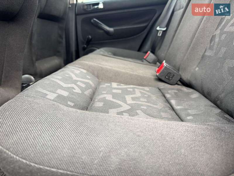 Хетчбек Volkswagen Golf 1998 в Чернівцях