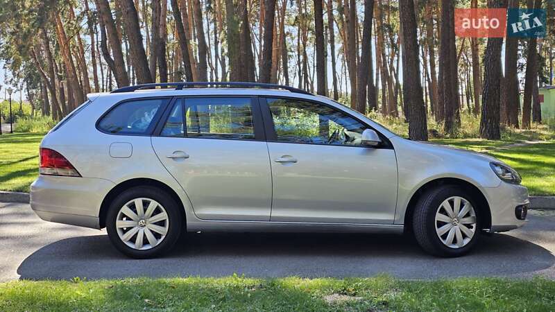 Универсал Volkswagen Golf 2011 в Чернигове