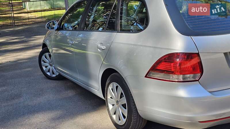 Универсал Volkswagen Golf 2011 в Чернигове