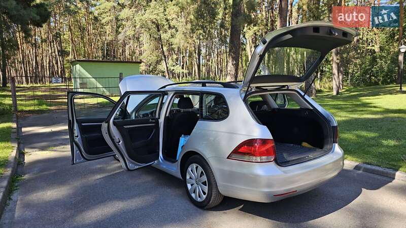 Универсал Volkswagen Golf 2011 в Чернигове