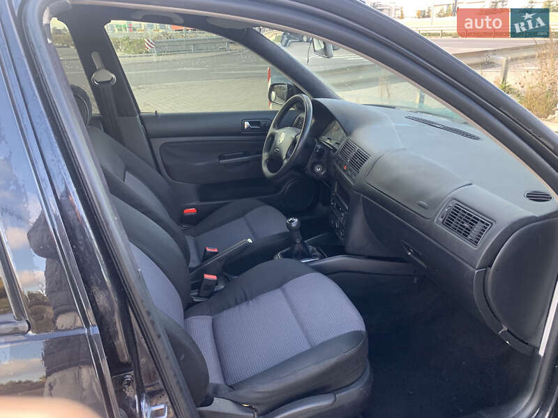 Хетчбек Volkswagen Golf 2001 в Львові