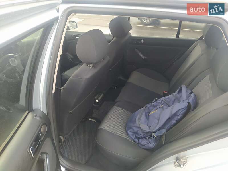 Хэтчбек Volkswagen Golf 2003 в Чернигове