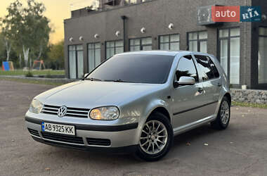 Хэтчбек Volkswagen Golf 2002 в Тростянце