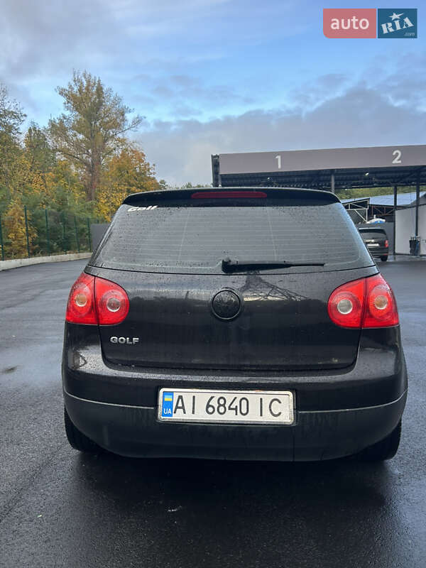Хэтчбек Volkswagen Golf 2004 в Киеве