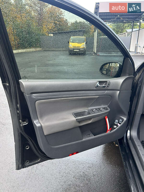 Хэтчбек Volkswagen Golf 2004 в Киеве