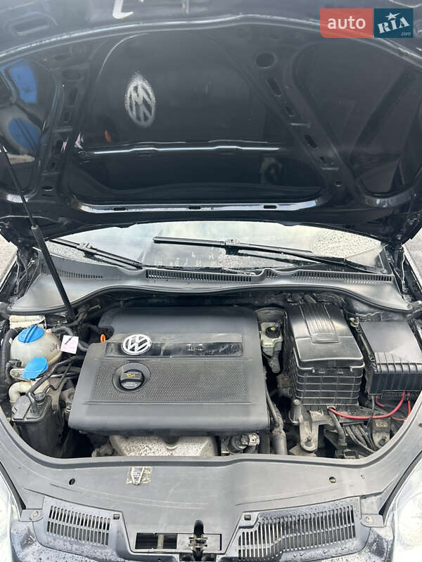 Хэтчбек Volkswagen Golf 2004 в Киеве