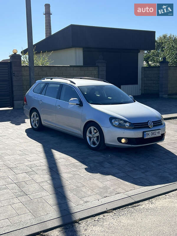 Универсал Volkswagen Golf 2010 в Костополе