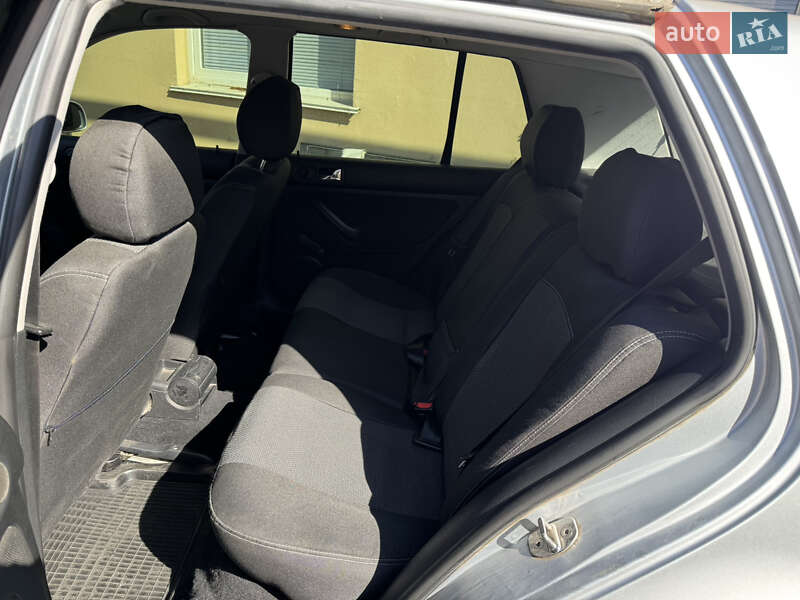 Хэтчбек Volkswagen Golf 2000 в Фонтанке