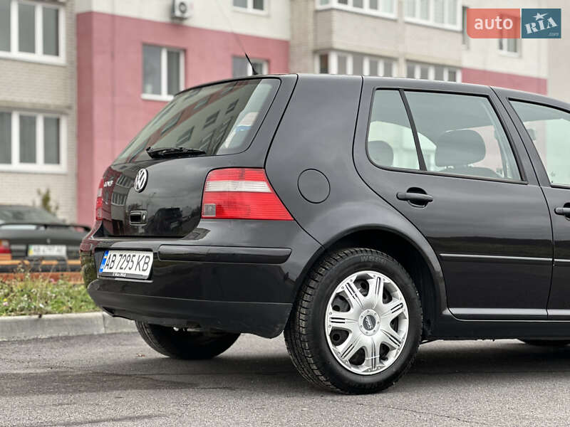 Хетчбек Volkswagen Golf 2003 в Вінниці